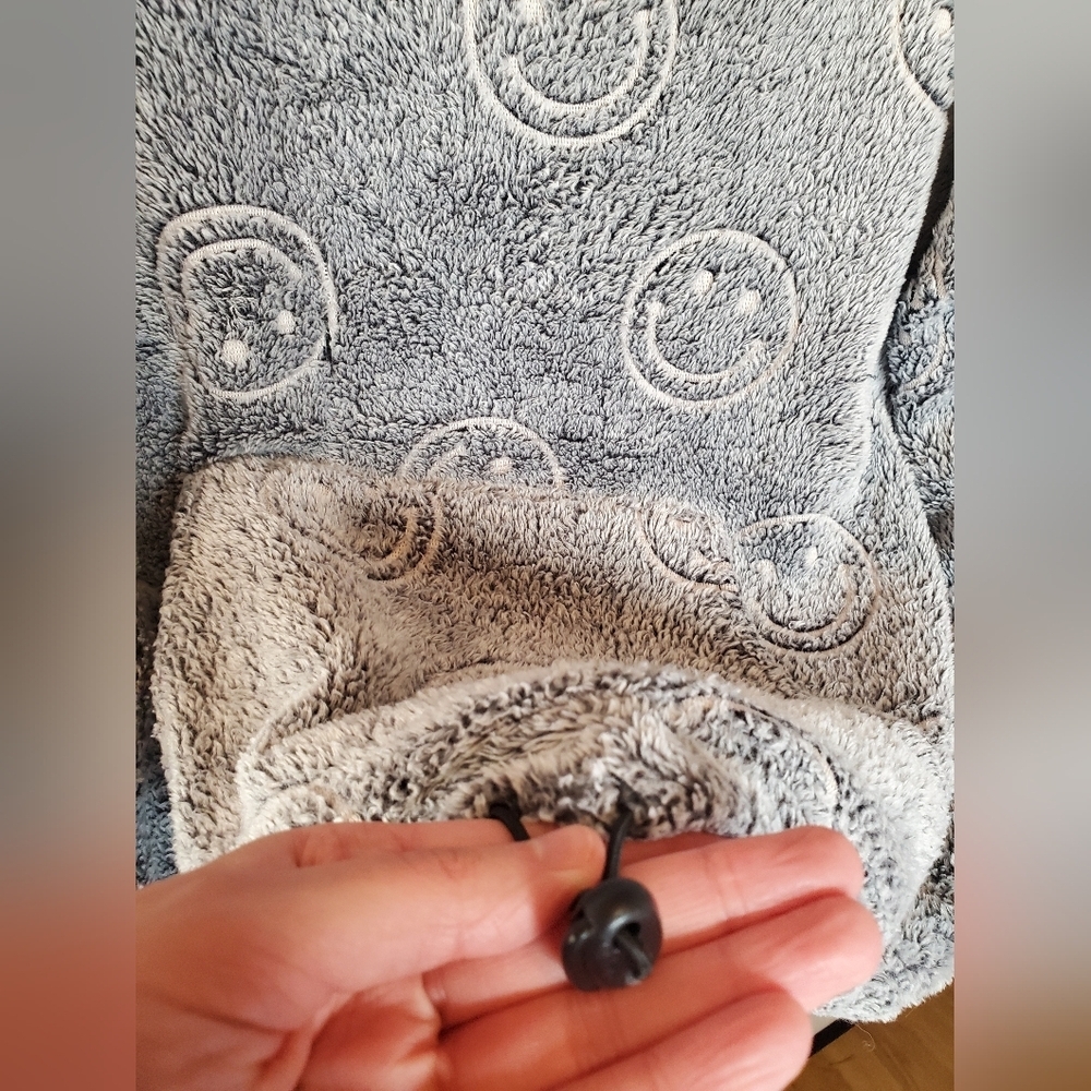 Cozy Gray Hoodie with Smiley Design - Picture 4 of 7